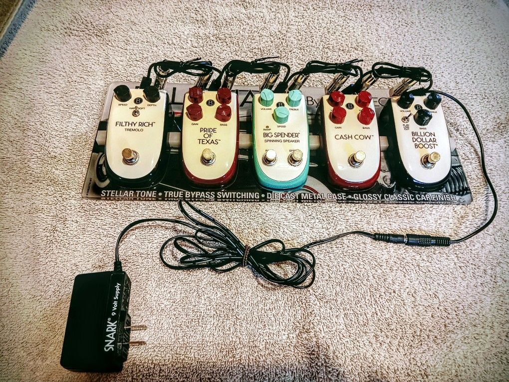 Pedal Board With 5 Pedals/Billionaire Series by Danelectro