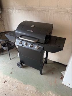 Advantage Charbroil grill with 2 propane tanks