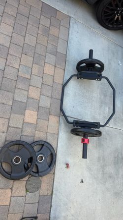 Hex bar with 4x 35lb plates and clamps