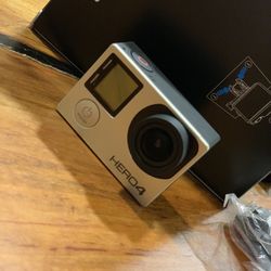 Go Pro Hero 4 With 32GB Memory And Mount Set