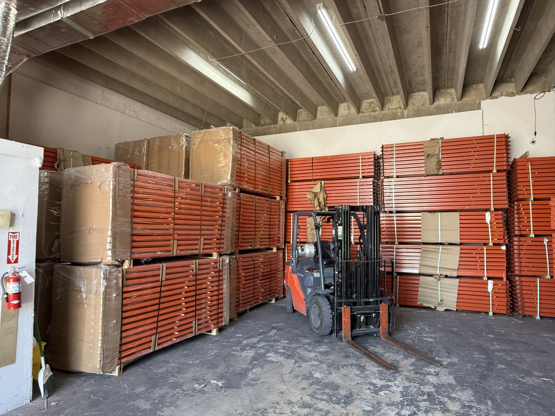 Industrial Teardrop pallet Racking Beams Uprights Wire Deck