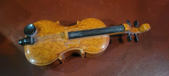 vintage toy electronic violin, specifically the Westminster Magic Fiddle. This 10.5-inch toy is crafted from plastic and designed to play various tune
