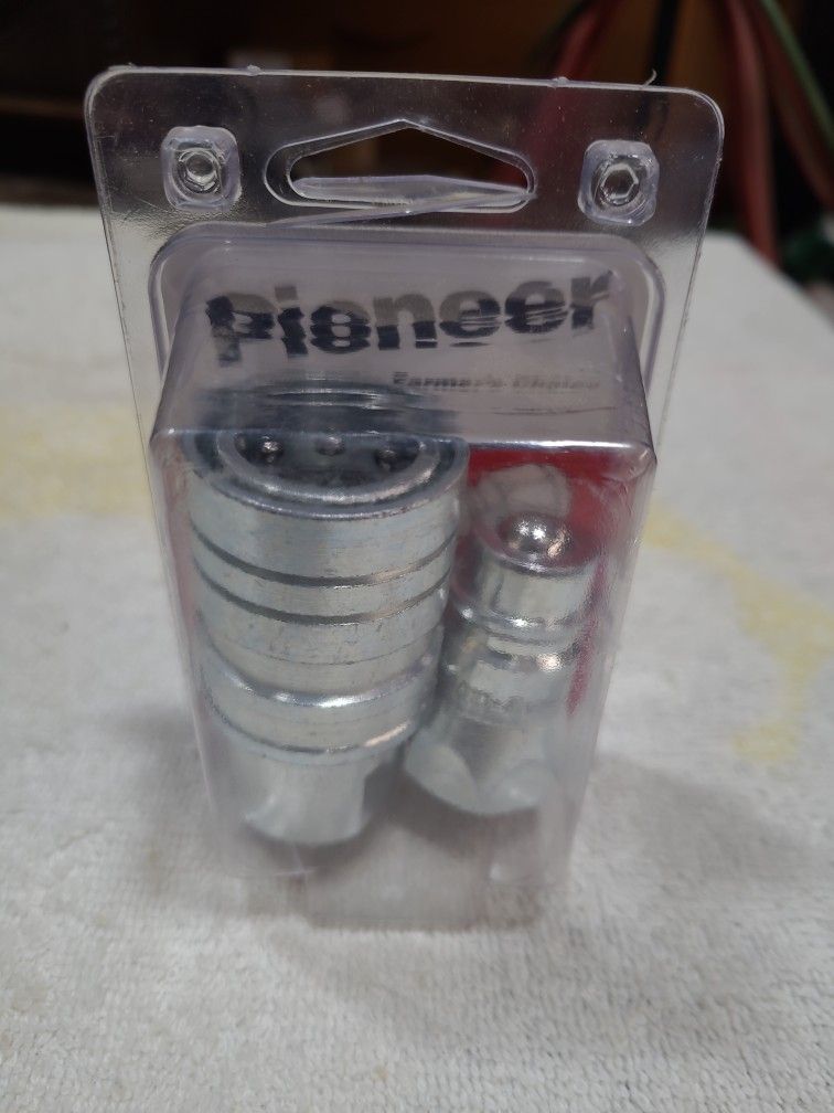 (1) Pioneer 1/2" Hydraulic Quick Coupler