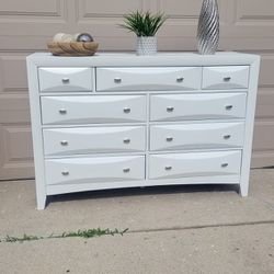 MODERN 9 DRAWERS DRESSER WHITE COLOR & SILVER HARDWARE / GREAT SHAPE 57X19X38 