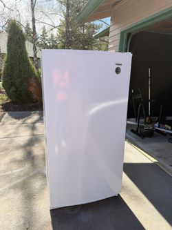 Whirlpool 15.7-cu ft Frost-free Upright Freezer ( White )