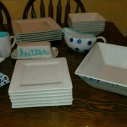 30 Piece Strawberry St Nova Set 