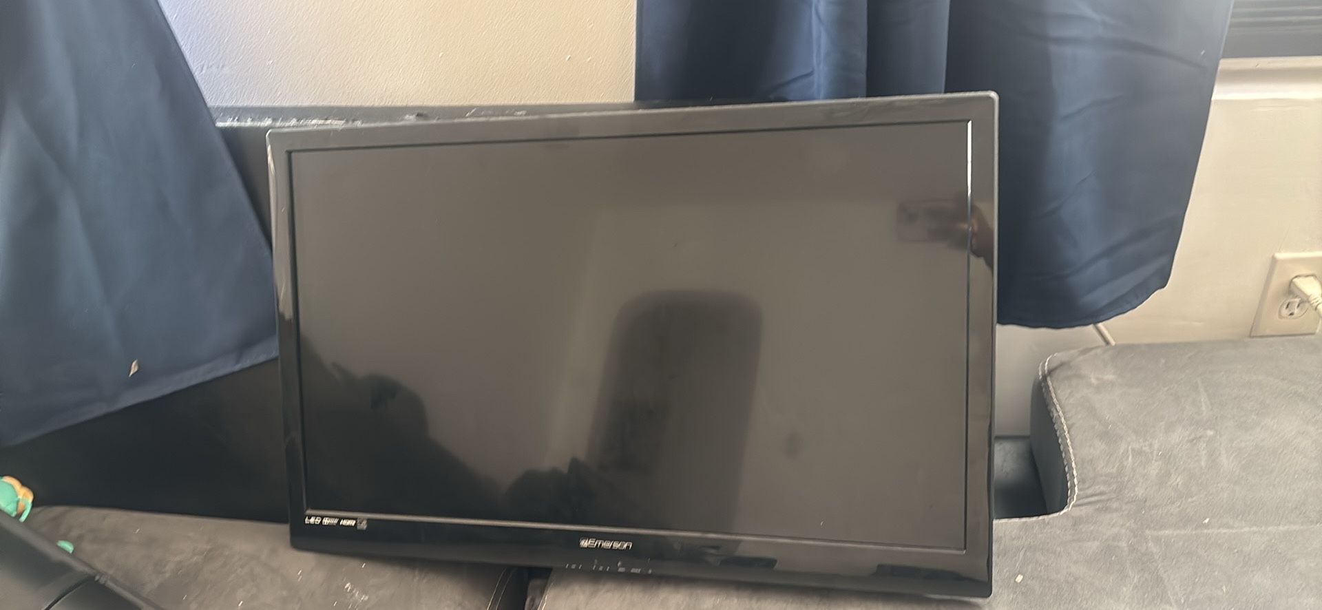 32in Emerson Tv