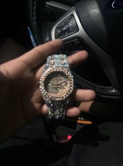 Iced Out Crystal-Encrusted Watch ap