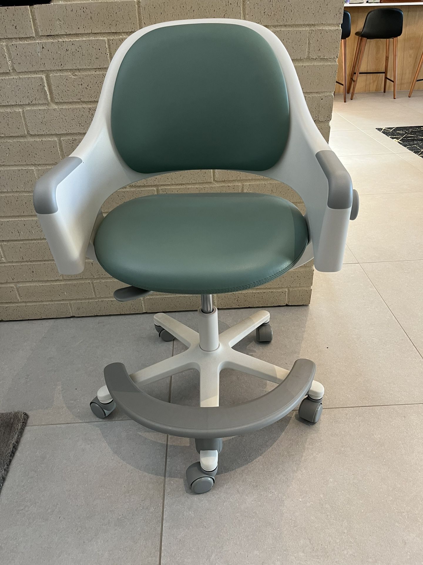 Kid’s Desk Chair - Like New 