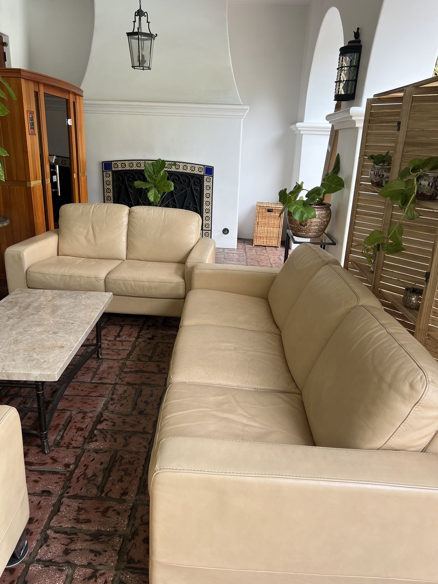 NATUZZI ITALIAN LEATHER 3 Piezas and central Marble table Perfect condition