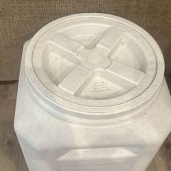 40 IB Dry food Dog holder 
