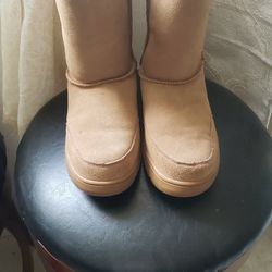 Bearpaw Beige colored boots