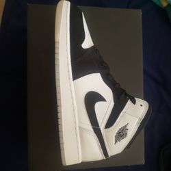 Jordan 1 Mid Diamond Black And White