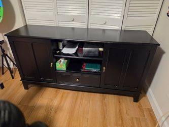 Original cost $699 !

Grey L desk  60x22 main desk and L desk is 55x16.

3 drawers, shelf and cabinet for storage too!!

Perfect home office desk.

Co