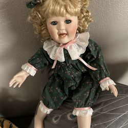 Vintage porcelain doll “Lindsay” by Mavis Snyder (1990)