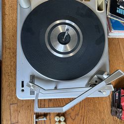 Magnavox Micromatic turntable
