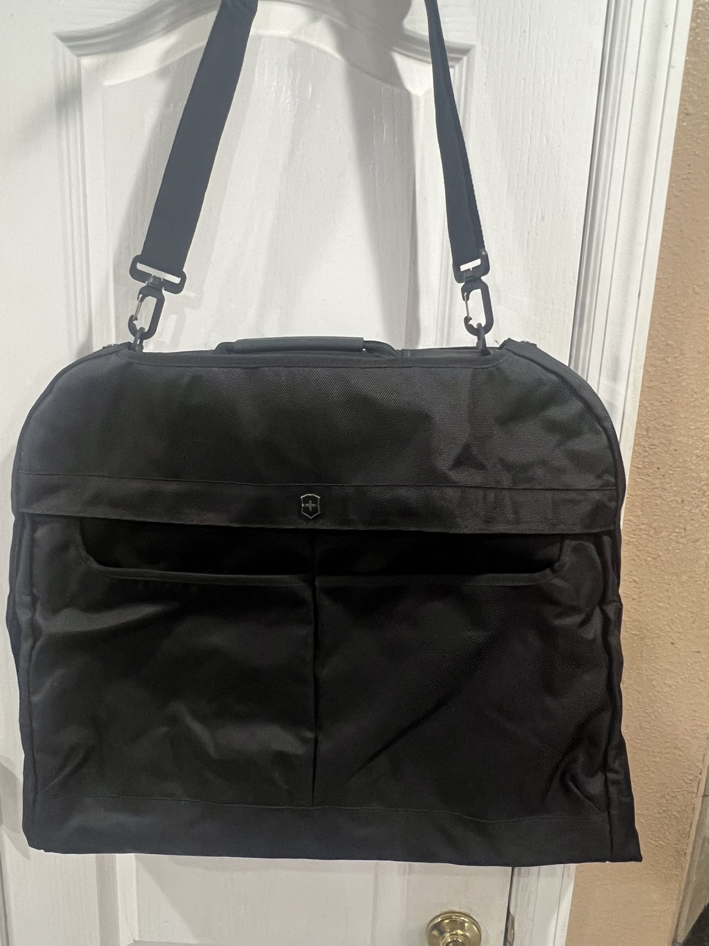 Victorinox Werks Traveler 5.0 Slim Ballistic Deluxe Hanging Garment bag Black. Used in very good condition and fully functional with one minor imperfe