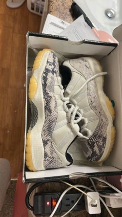 Air Jordan, 11 retro low. LE Light Bone University, Red.SAIL OS CLAIR /UNIVERSITE ROUGE SIZE 8 IN MEN