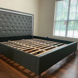 😍BRAND NEW BEDAZZLED PLATFORM BED ..KING SIZE $395..QUEEN SIZE $350 DELIVERY INCLUDED!!