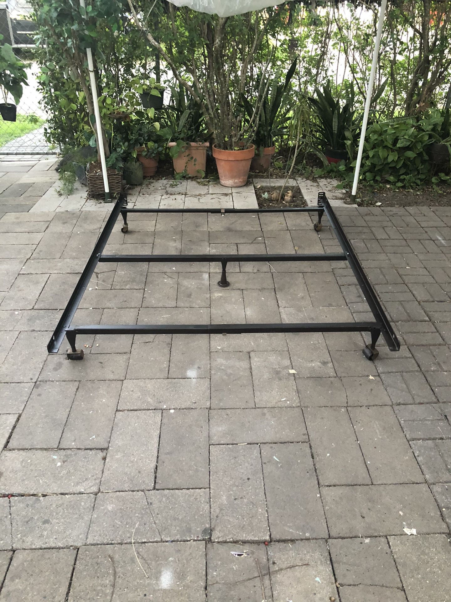 Queen bed metal bed frame with center support