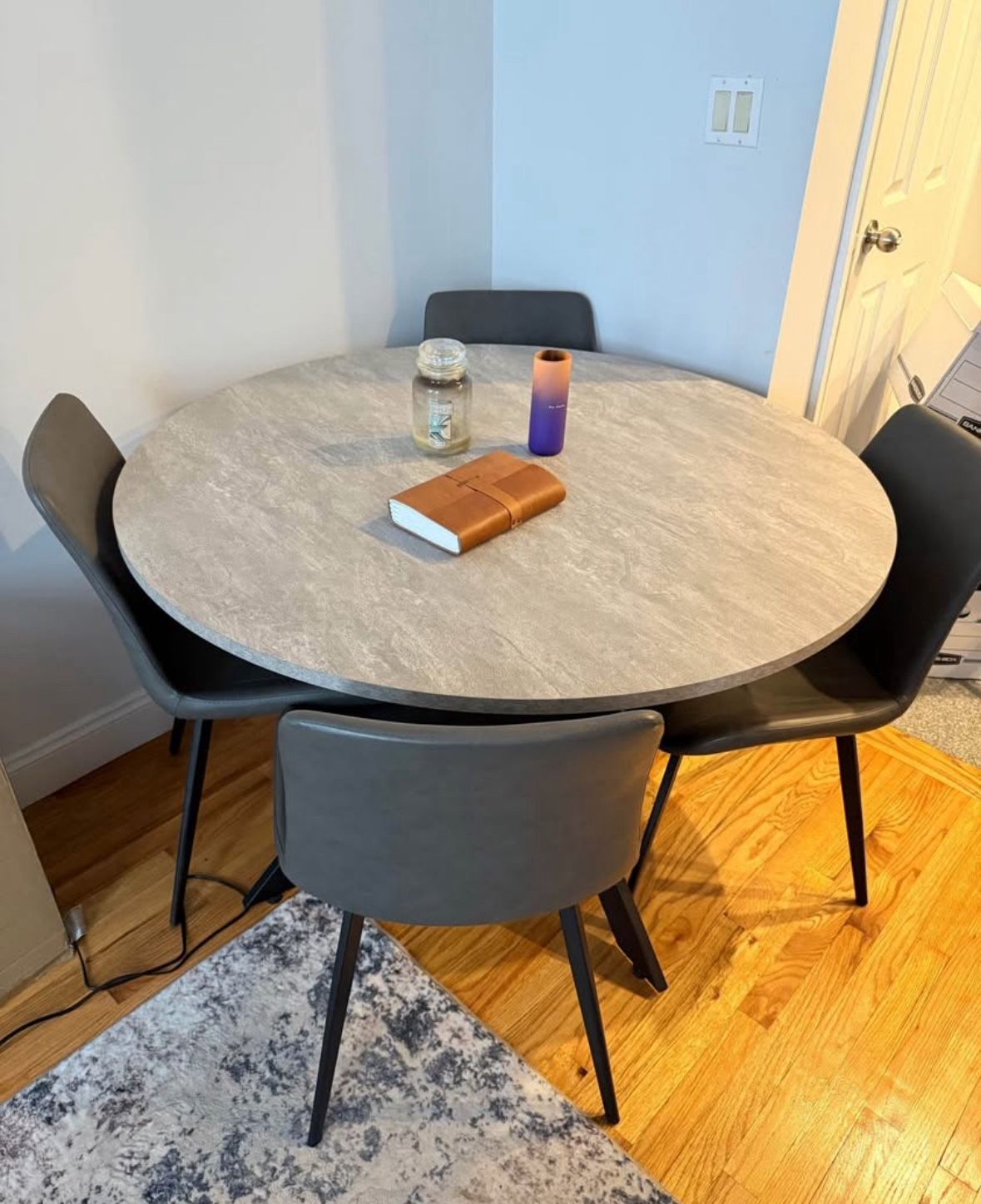 Dining table round , plus 4 chairs