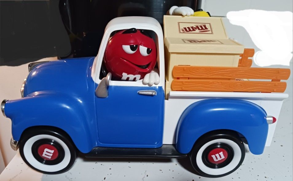 VINTAGE & COLLECTIBLE USED M&M'S "SWEET WHEELIN'" PEANUT M&M'S TRUCK CANDY DISPENSER