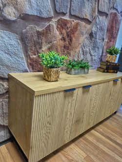 EXTRA LONG SIDEBOARD OR TV STAND IN LIGHT OAK COLOR & BLACK ACENTS FLUTED SHAPE NEW CONDITION 67X17X30