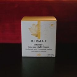 VITAMIN C

DERMA E

Vitamin C

Intense Night Cream

Hyaluronic Acid, Probiotics & Rooibos multi-benefit skin brightener

