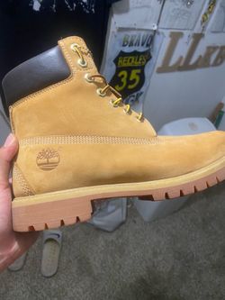 TIMBERLANDS / SIZE 9.5