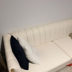 FREE Couch -READ BEFORE MESSAGING (Cat Scratches)