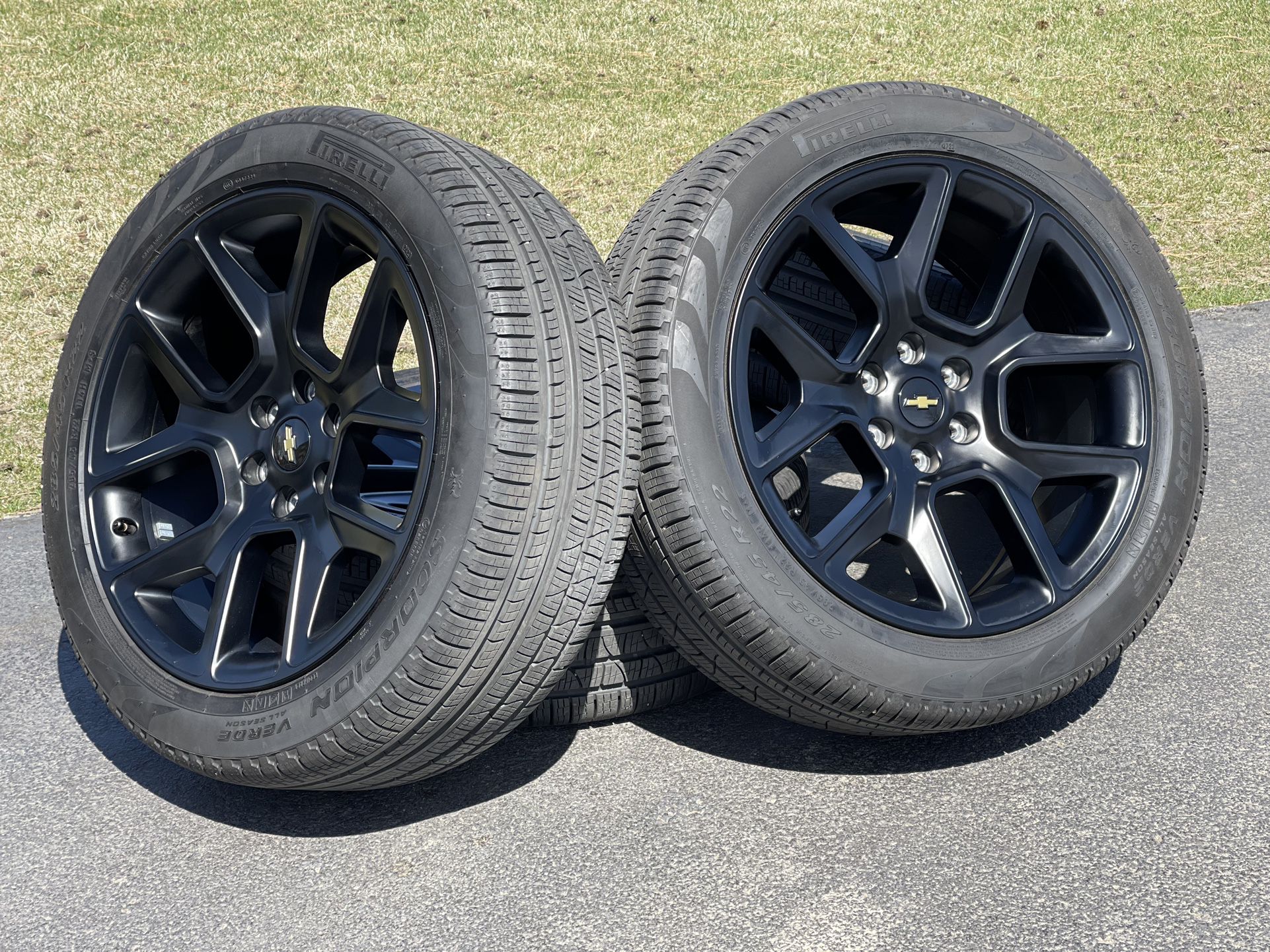 Like New 22” Chevy Silverado GMC Sierra wheels 6 lug rims Tahoe Suburban Denali Yukon Tires Escalade