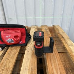 Milwaukee M12 12-Volt Lithium-lon Cordless Green 125 ft. Cross Line and Plumb Points Laser Level with 4.0 Ah Battery and Charger Used $385