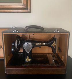 Vintage SINGER Hand-Cranked Sewing Machine With Its Original Carrying Case/ Made in Great Britain