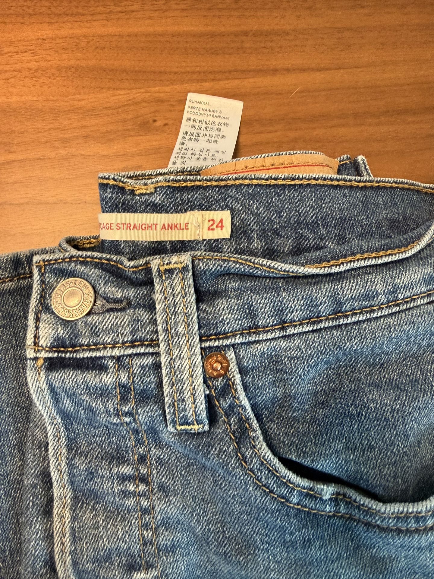 Levi's Rib cage Straight Ankle Jeans