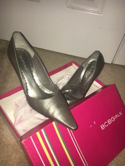 BCBG GREY PUMPS