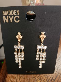 WOMENS RHINESTONE EARRINGS. BEAUTIFUL 😍