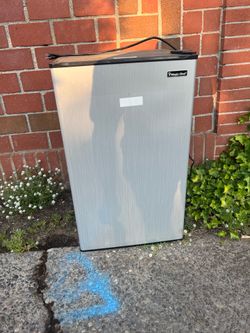 FREE - Magic Chef mini fridge - Queen Anne