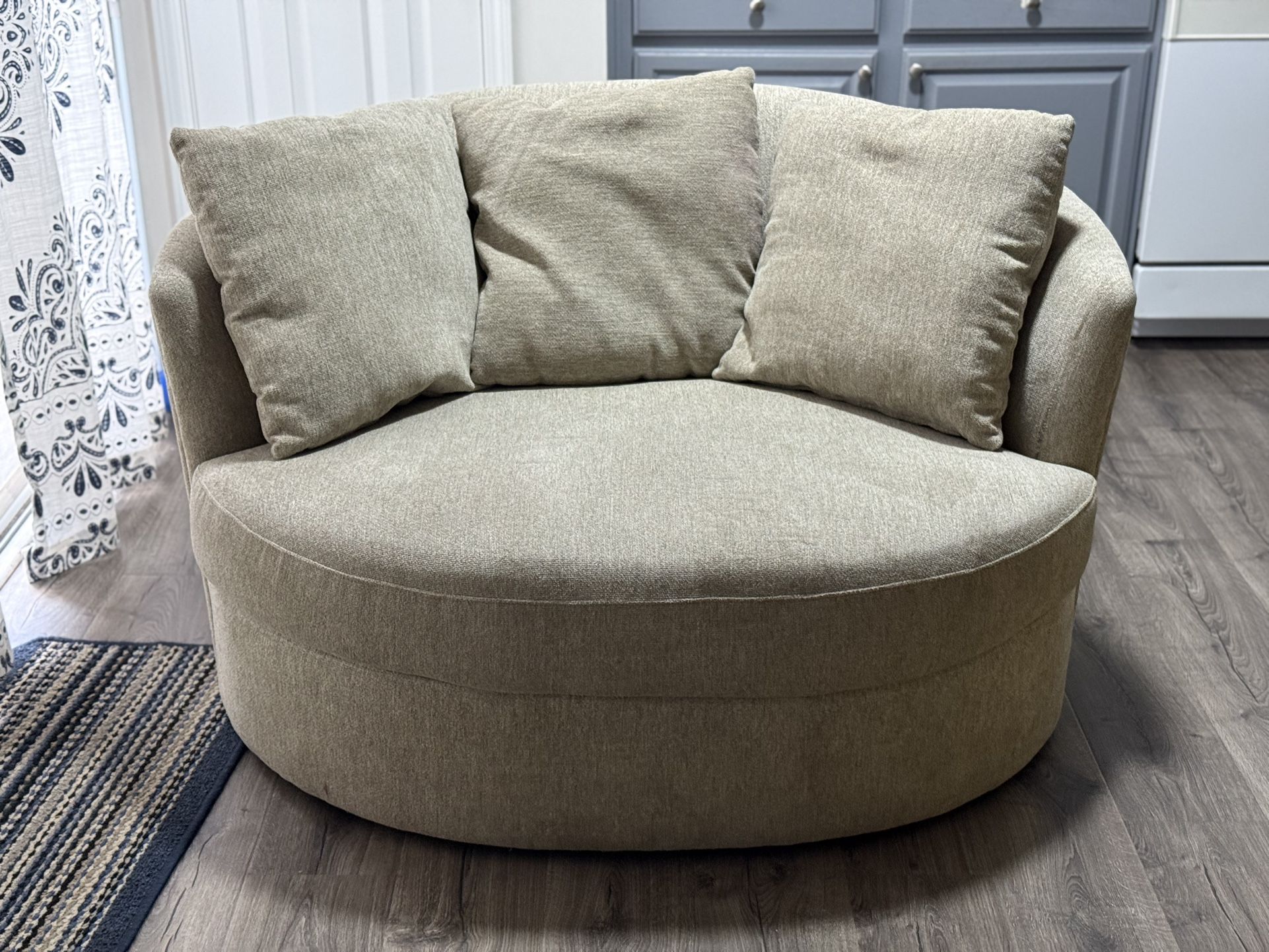 Thomasville Fabric Swivel Chair (Like New)