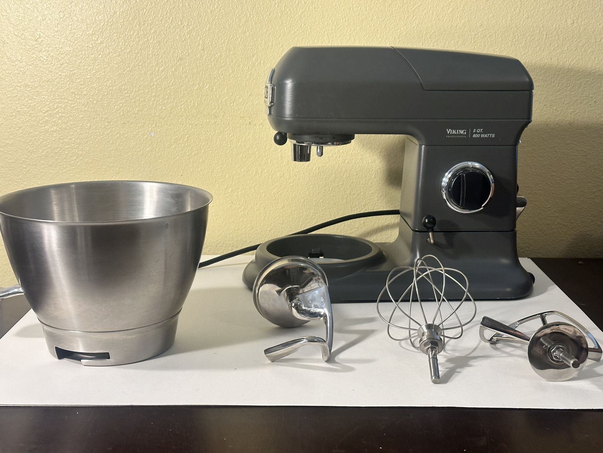 Viking Professional Mixer VSM500 5qt. 800 Watts Bowl With Attachment Excellent condition
