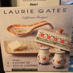 Laurie Gates Accessory Set
