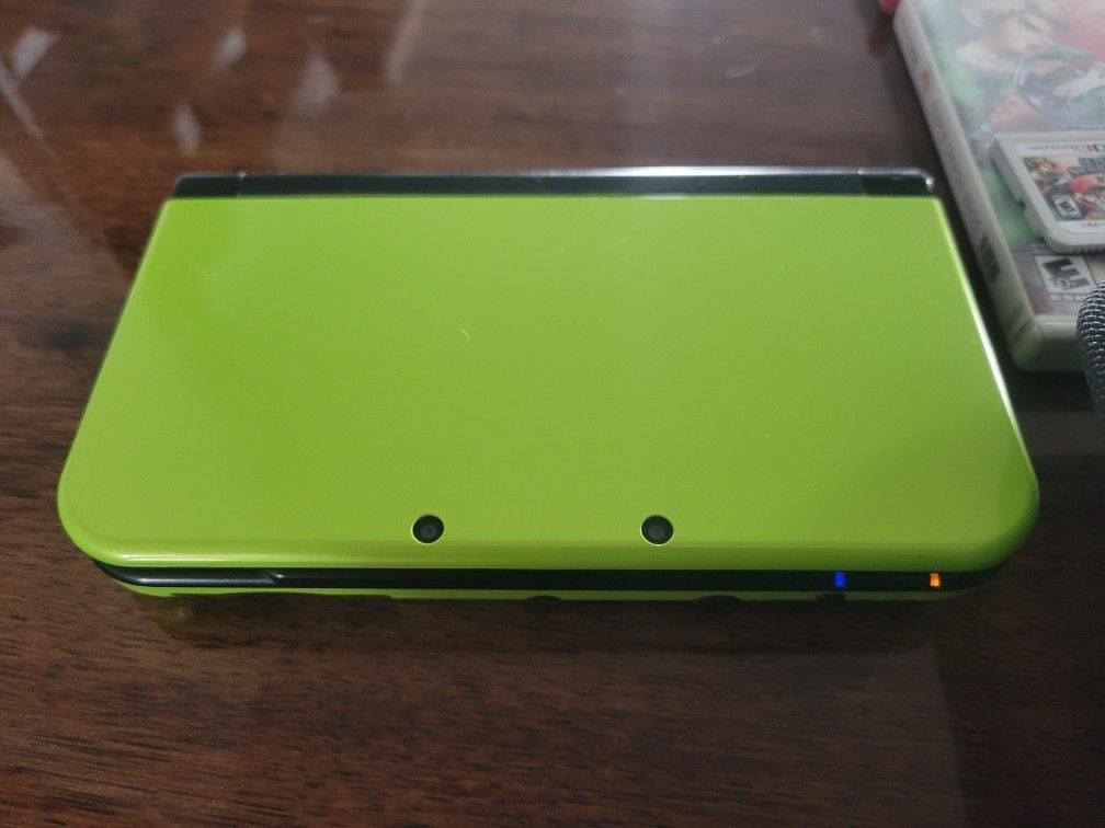 Nintendo 3DS XL Special Edition Super Mario Lime Green