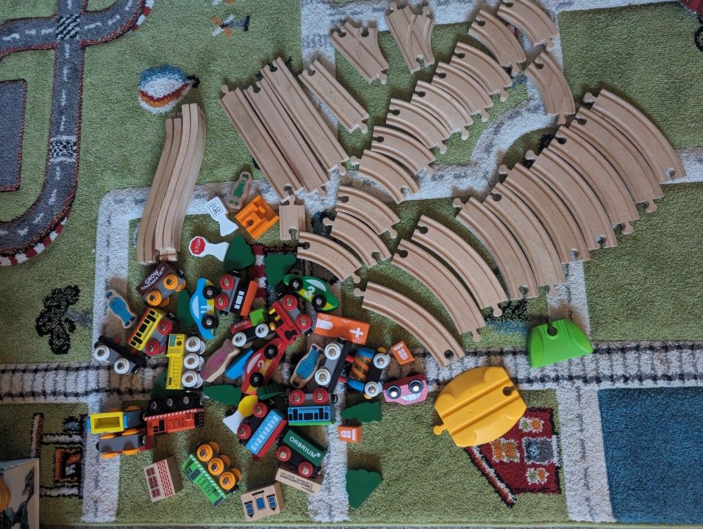 76 Piece Train track set! Comes With City Figures! 