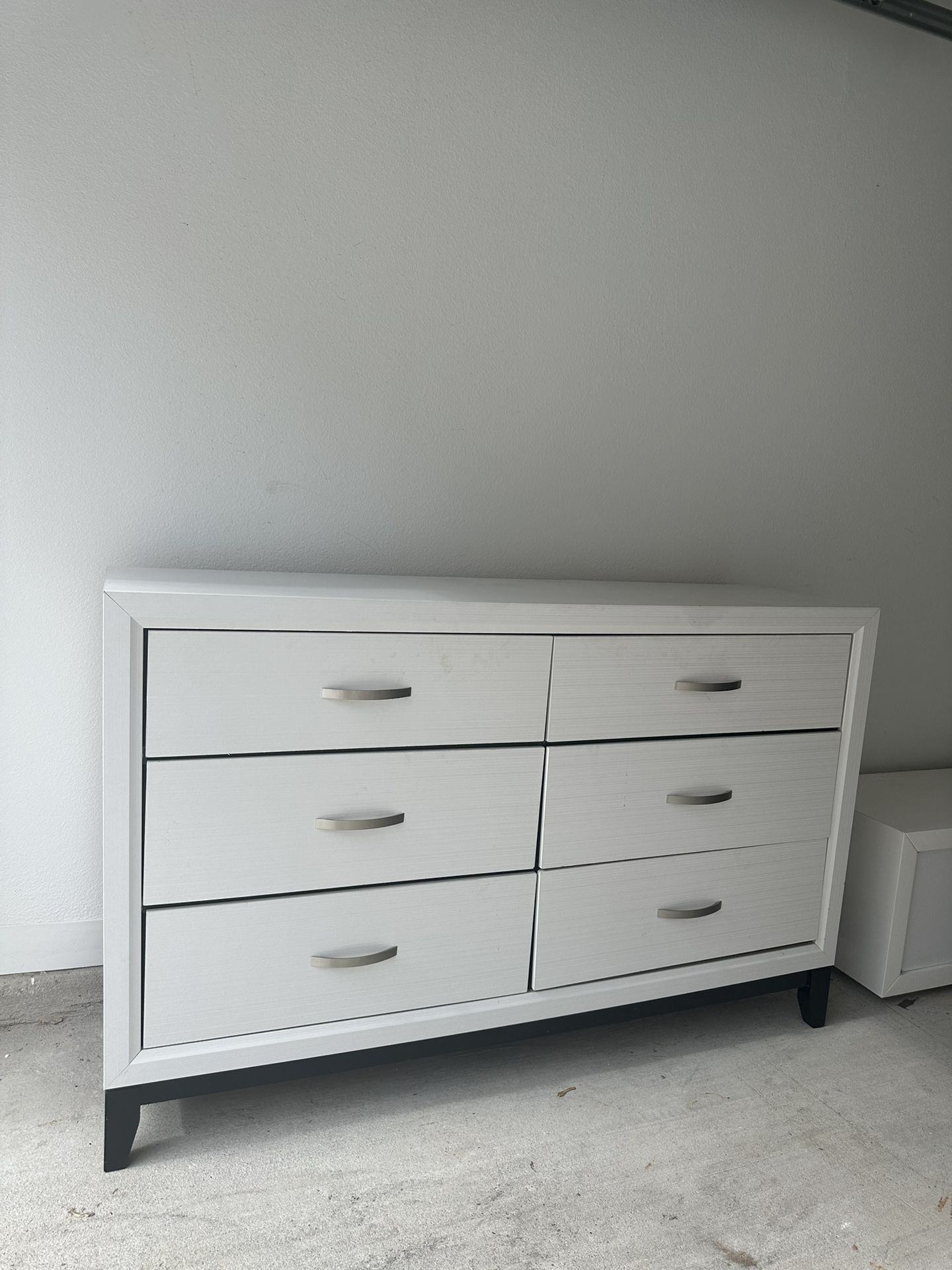 White Bedroom Furniture Set – Nightstands + 6-Drawer Dresser
