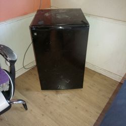 GE 4.4 Cubic Feet Mini Fridge