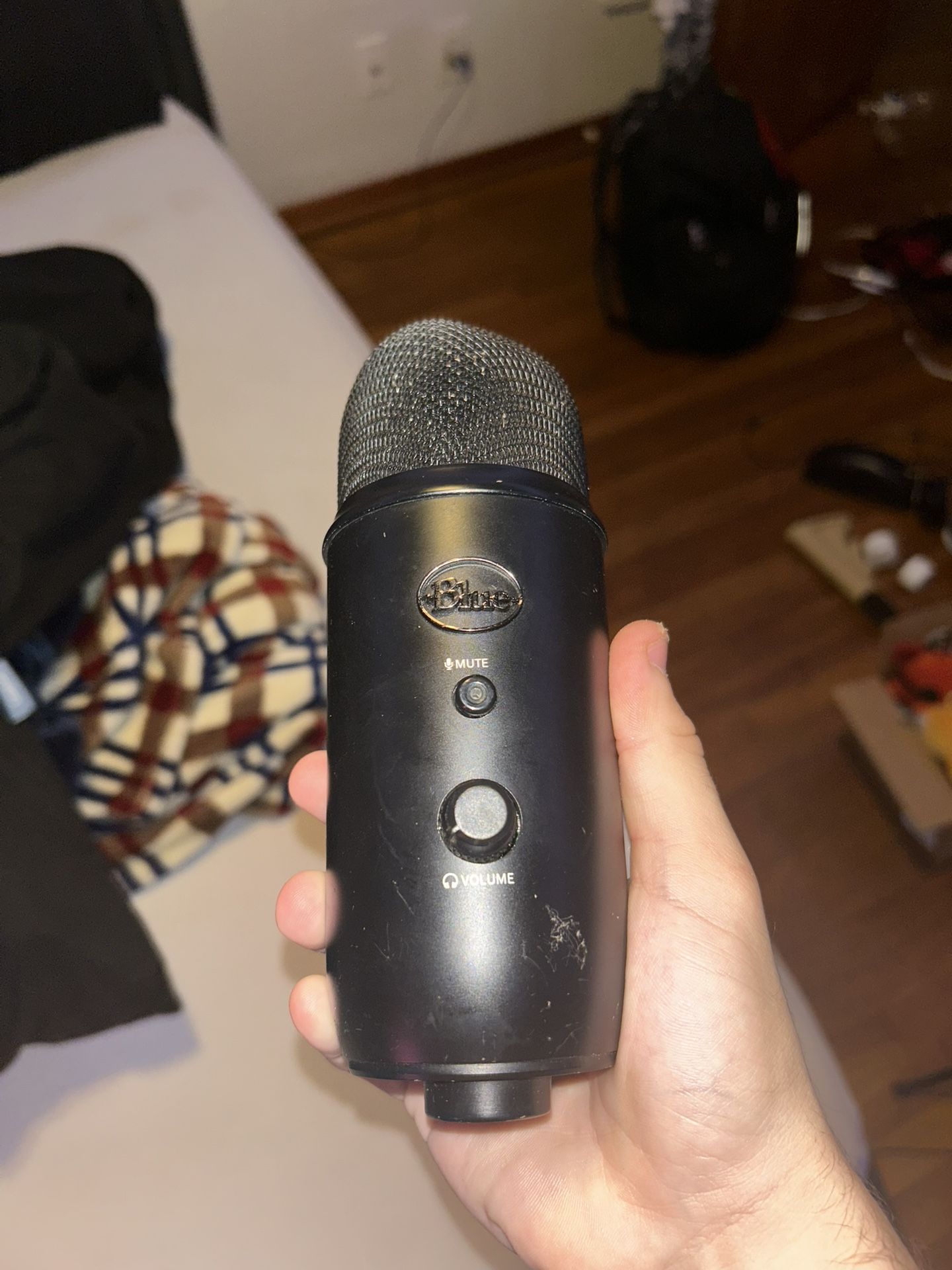 Slightly Dented As U Can See In The Photo Blue Yeti Professional Gaming Microphone 