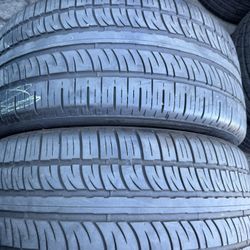 (2) 295/40R22 PAIR OF USED TIRES PIRELLI SCORPION 70% LIFE !!