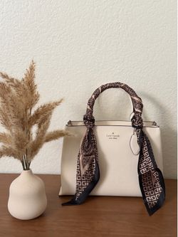 Silk-Style Scarf – Elegant & Versatile Accessory