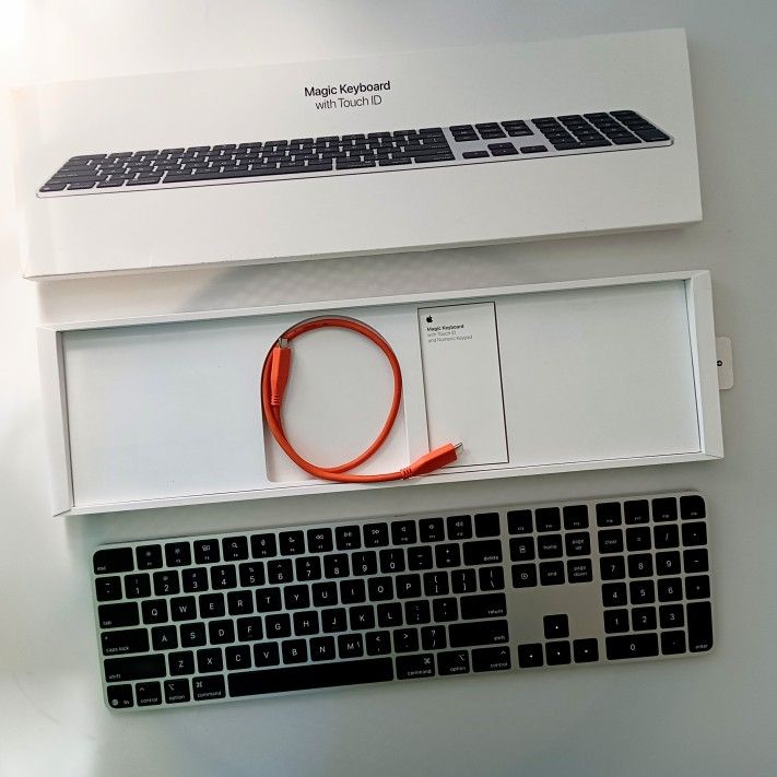 Magic Keyboard with Touch ID and Numeric Keypad for Mac models with Apple silicon Lightning Cable (USB–C) - US English - Black Keys