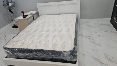 QUEEN SIZE BED,  MATTRESS AND TWO NIGHTSTANDS  🆕️