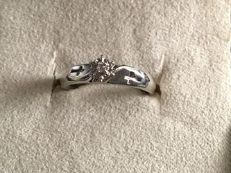 10kt gold diamond solitaire ring